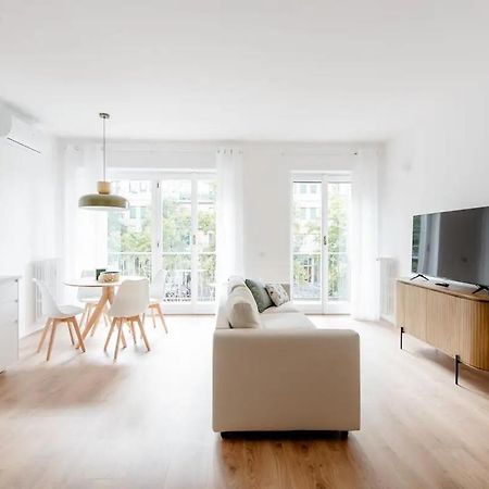 Luxury 2 Bedroom Apartament, Close To San Siro, Fiera And 10 Min Metro To Duomo Milan Exterior photo